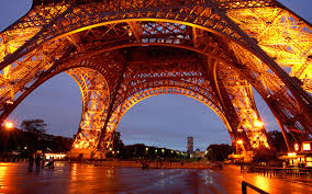 Visitez Paris et commencez par une promenade atour de la tour Eiffel.