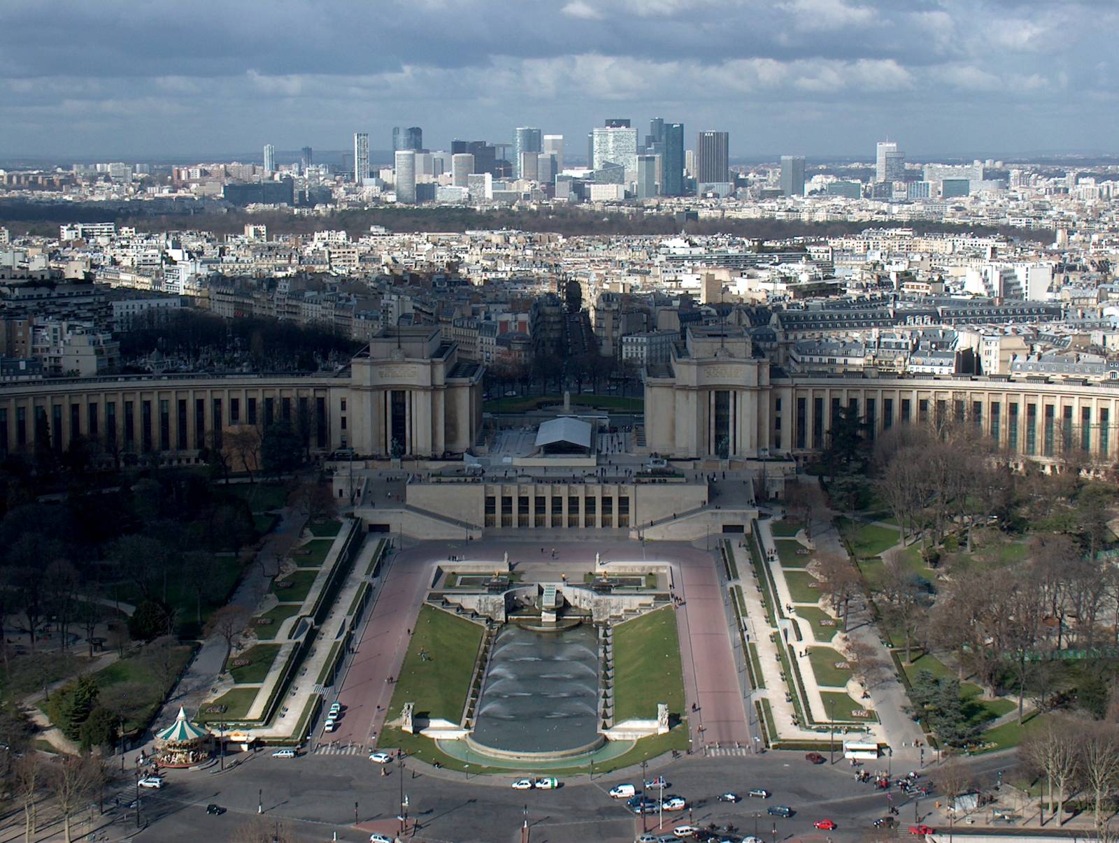 Visitez Paris et commencez par une promenade atour de la tour Eiffel. 2