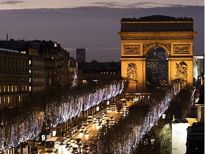 Visitez Paris et commencez par une promenade atour de la tour Eiffel. 5